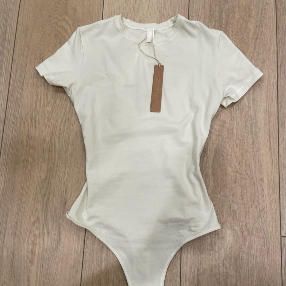 SKIMS T-SHIRTS BODYSUIT